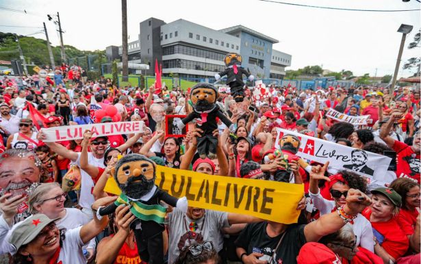 Celebração na Vigilia Lula Livre em Curitiba - Foto: Ricardo Stuckert