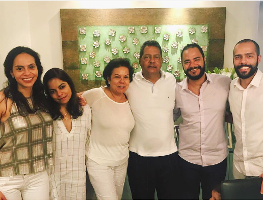 Com os filhos, a partir da direita: Bruno, o pai das crianças - e Filipe, e as filhas Mariana e Alessandra, reveiilon de 2019